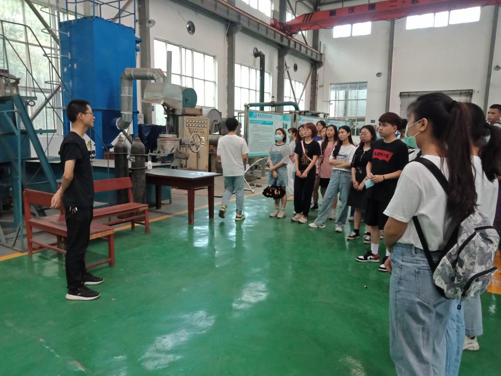 图3 钒钛材料开发中试基地参观