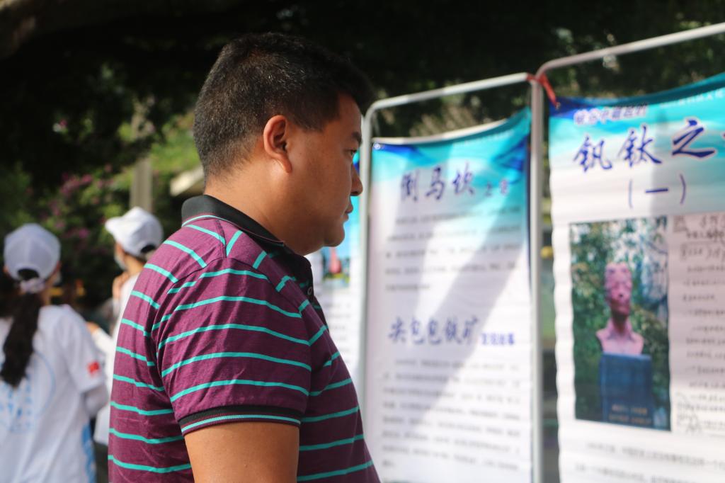 图5 前来观看的镇民