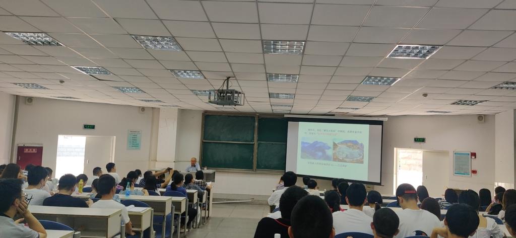 图2 杨绍利教授学术讲座